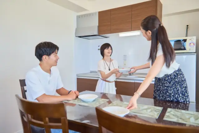 旅の合間に、自分たちの時間を楽しむキッチン。