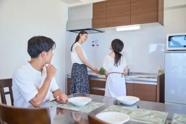 旅の合間に、自分たちの時間を楽しむキッチン。