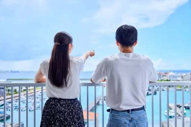 北谷の風を感じる、穏やかな午後のテラス。